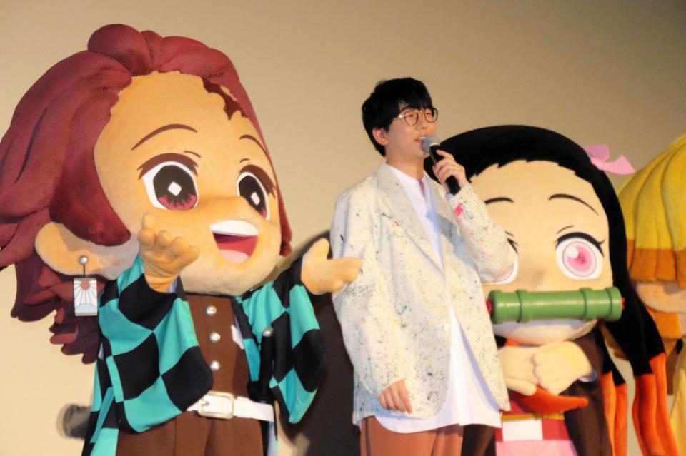 　主要キャラに囲まれて「鬼滅の刃」への思いを語る花江夏樹＝東京・日比谷