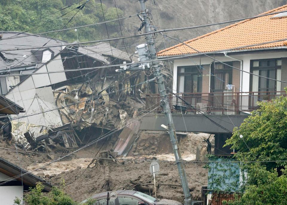 　大規模な土石流によって倒壊した家屋＝熱海市伊豆山