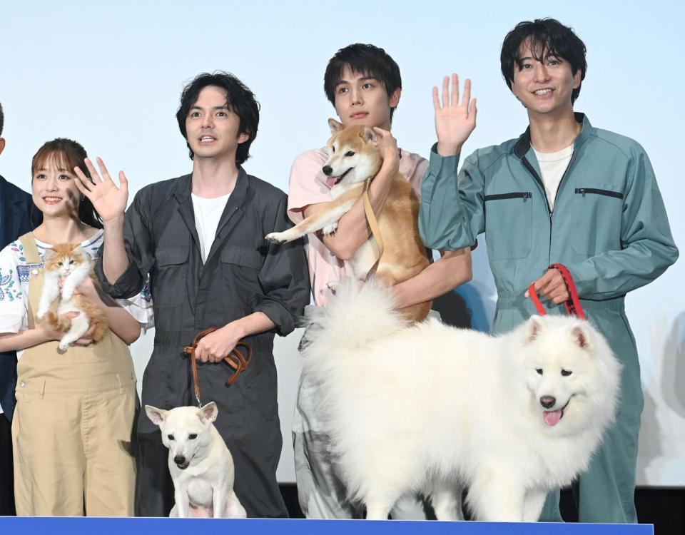作中に登場する動物たちと舞台あいさつを行った（左から）大原櫻子、林遣都、中川大志、浅香航大＝東京・ＴＯＨＯシネマズ六本木ヒルズ（撮影・高石航平）