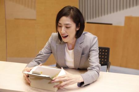 　速水もこみちの特製ドーナツを前に笑顔の天海祐希＝テレビ朝日