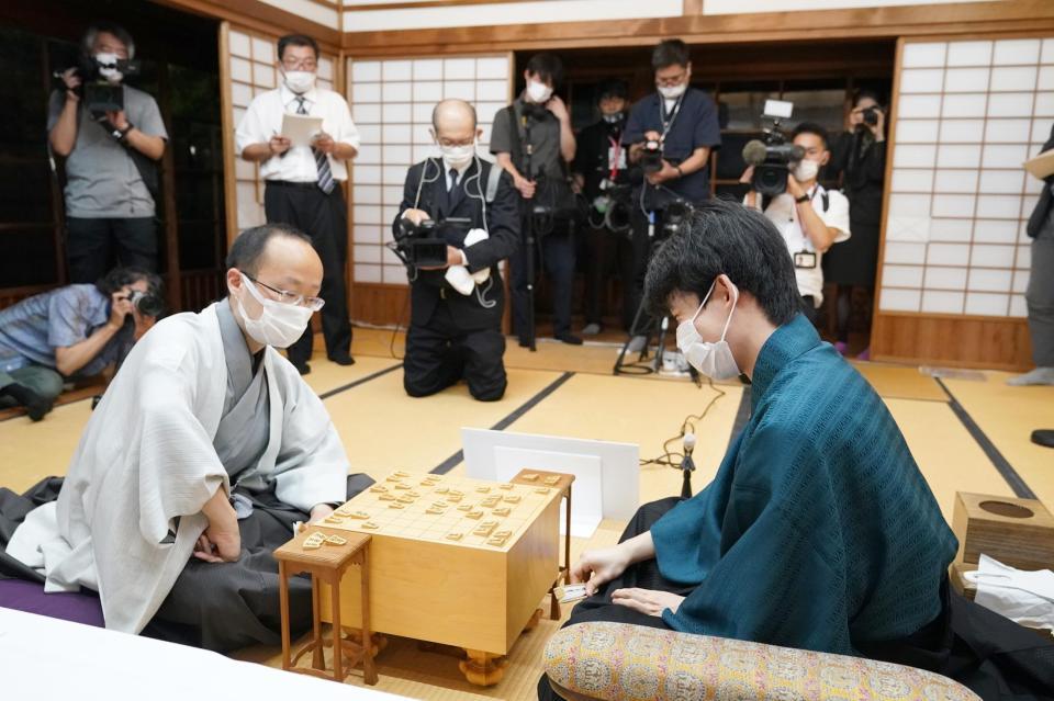 　感想戦で対局を振り返る藤井聡太棋聖（右）と渡辺明名人＝静岡県沼津市の沼津御用邸（代表撮影）