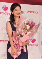 ベストプラチナエイジスト女性部門を受賞し、笑顔で花束を手にする宮崎美子＝東京・有楽町のザ・ペニンシュラ東京（撮影・西岡正）