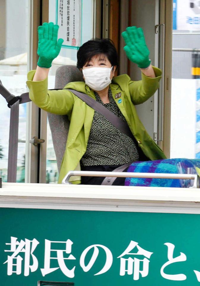 　東京都議選の選挙戦最終日となった３日、都民ファーストの会候補者の応援に駆けつけた小池都知事＝東京都調布市