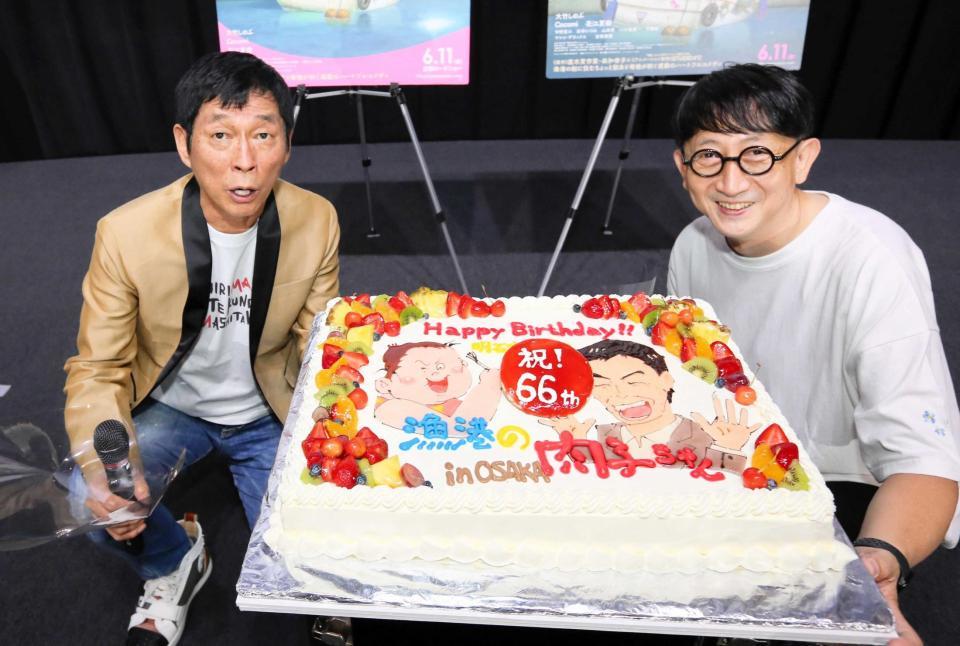 　巨大ケーキで誕生日を祝福された明石家さんま。右は渡辺歩監督