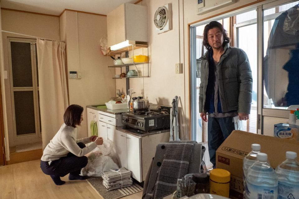 百音の母・亜哉子（鈴木京香）は新次（浅野忠信）の通院を手伝う