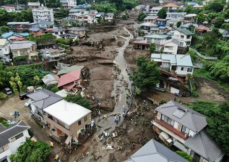 　大規模な土石流が発生した静岡県熱海市伊豆山の現場。被災者の発見救出に向け捜索が続いた（小型無人機から）