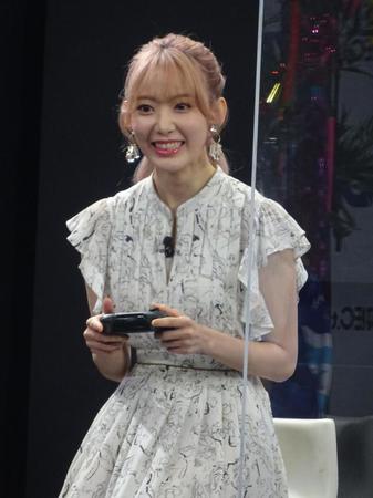 ＨＫＴ48卒業後、初のイベントに登場し、ゲームに興じる宮脇咲良＝都内