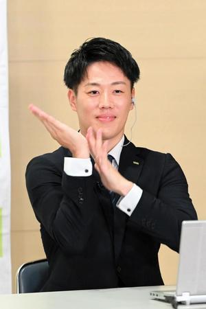 　リモート会見で特技の高速拍手を披露する大村浩士アナ（Ｃ）ＭＢＳ