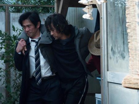 酔いつぶれていた新次（浅野忠信・右）の肩を抱える耕治（内野聖陽）