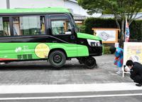 　モードチェンジで出てきた鉄道用の車輪を見つめる鈴川絢子