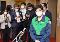 　自民党の二階幹事長との会談を終え、取材に応じる東京都の小池百合子知事＝東京・永田町の党本部