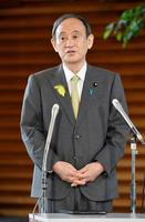 　東京都議選の結果などについて、記者団の取材に応じる菅首相＝首相官邸