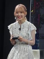 ＨＫＴ48卒業後、初のイベントに登場し、ゲームに興じる宮脇咲良＝都内