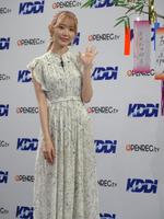 ＨＫＴ48卒業後初めてイベントに登場し、短冊に願い事をしたためた宮脇咲良＝都内