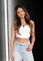 ヘソ出しファッションで登場したみちょぱ＝都内