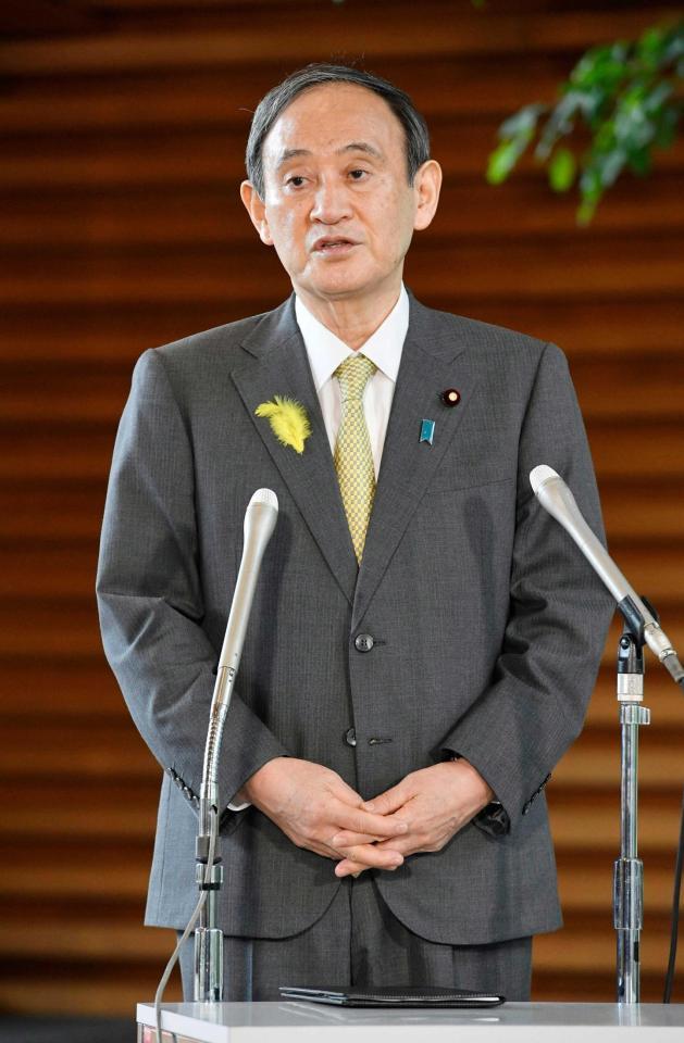 　東京都議選の結果などについて、記者団の取材に応じる菅首相＝首相官邸