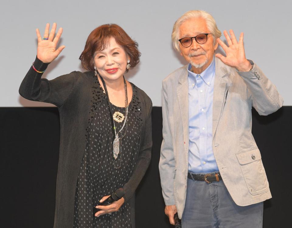 　笑顔で手を振る山田洋次監督（右）と上沼恵美子（撮影・吉澤敬太）