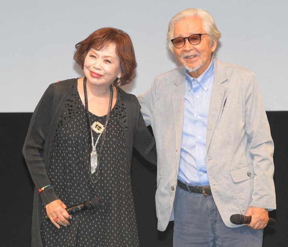 　仲良く腕を回し記念撮影する山田洋次監督（右）と上沼恵美子（撮影・吉澤敬太）