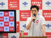 　定例会見を行った吉村洋文知事＝７日午後、大阪府庁