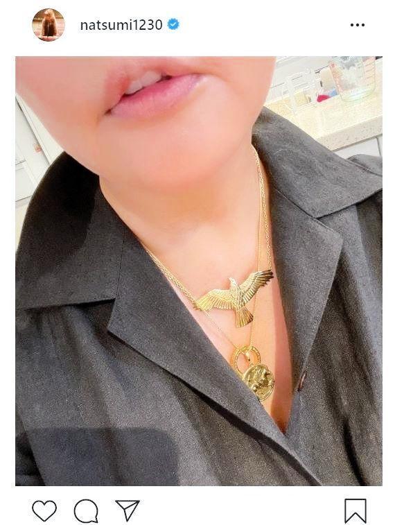 小川菜摘 鷹とペガサス ゴールドのアクセサリーを披露 運気上がる の声 芸能 デイリースポーツ Online