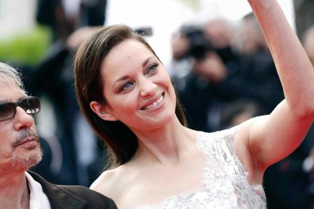 　カンヌ国際映画祭開幕式に参加したマリオン・コティヤール（右）＝フランス・カンヌ（ゲッティ＝共同）