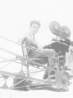 　撮影用クレーンに乗る円谷英二さん＝１９３４年（国立映画アーカイブ所蔵）  