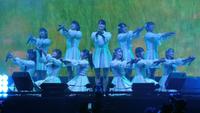 　ツアー最終公演でパフォーマンスする＝ＬＯＶＥ＝横浜アリーナ