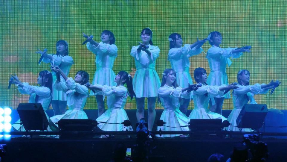 　ツアー最終公演でパフォーマンスする＝ＬＯＶＥ＝横浜アリーナ