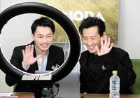 　リモートで会見に参加する遠藤雄弥（左）と津田寛治