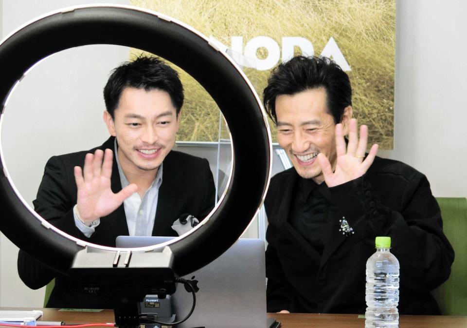 　リモートで会見に参加する遠藤雄弥（左）と津田寛治