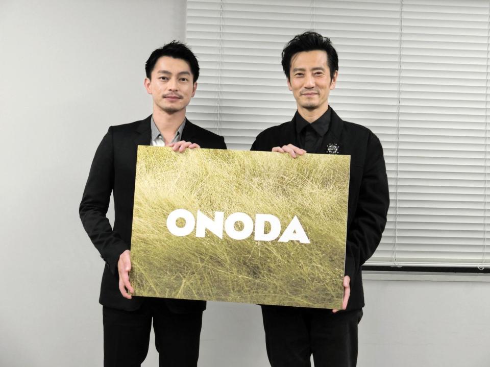 　会見にリモート参加した遠藤雄弥（左）と津田寛治