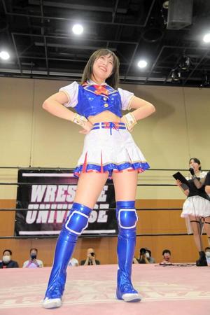 リングに上がりポーズを決める荒井優希（Ｃ）東京女子プロレス