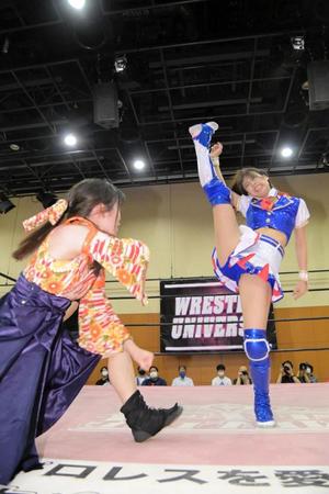 　得意技のかかと落とし「ＦＩＮＡＬＬＹ」を食らわせる荒井優希（Ｃ）東京女子プロレス