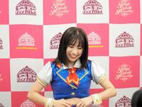 　囲み会見ではにかみながら初勝利の喜びを語るＳＫＥ48の荒井優希