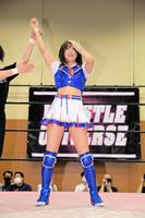 　初勝利をつかみとり感極まる荒井優希（Ｃ）東京女子プロレス