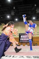 　得意技のかかと落とし「ＦＩＮＡＬＬＹ」を食らわせる荒井優希（Ｃ）東京女子プロレス