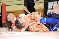 　宮本もか（右）に絞め技を掛ける荒井優希（左）（Ｃ）東京女子プロレス