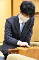 対局に臨む藤井聡太二冠（日本将棋連盟提供）