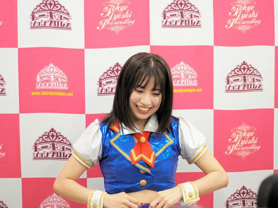 　囲み会見ではにかみながら初勝利の喜びを語るＳＫＥ48の荒井優希