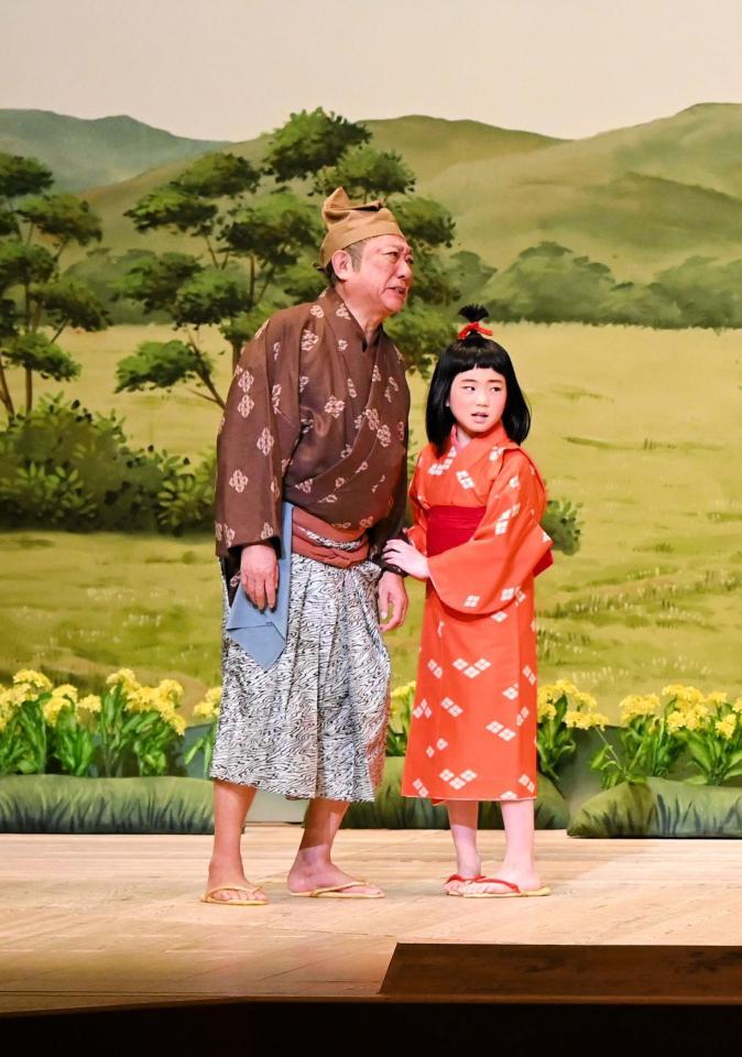 新作喜劇「一休さん」で初舞台を踏んだ毎田暖乃（右。左は渋谷天外）＝京都・南座（提供・松竹）