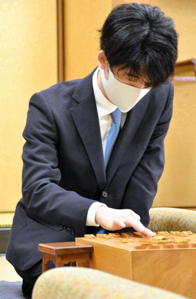 対局に臨む藤井聡太二冠（日本将棋連盟提供）