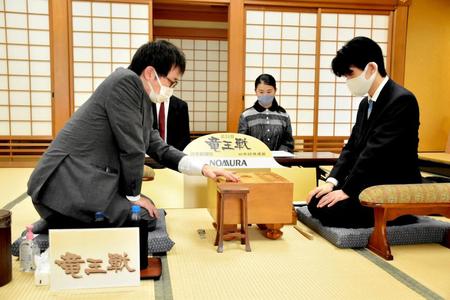 対局に臨む藤井聡太二冠（右）と山崎隆之八段（日本将棋連盟提供）