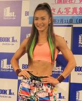 　引き締まった腹筋を披露するＡＹＡ＝都内