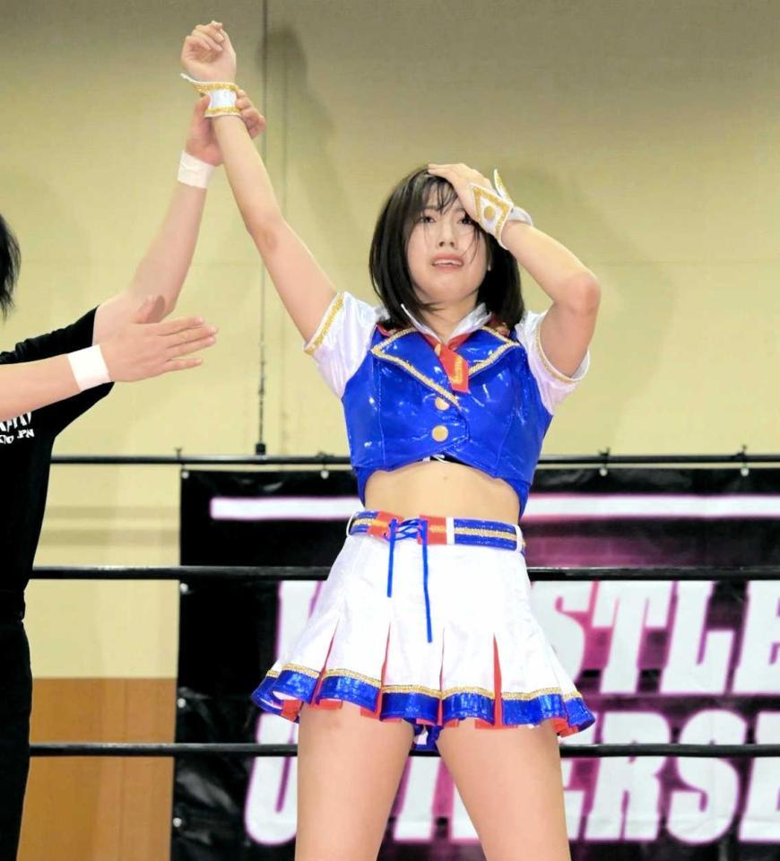 初勝利に感極まる荒井優希（Ｃ）東京女子プロレス