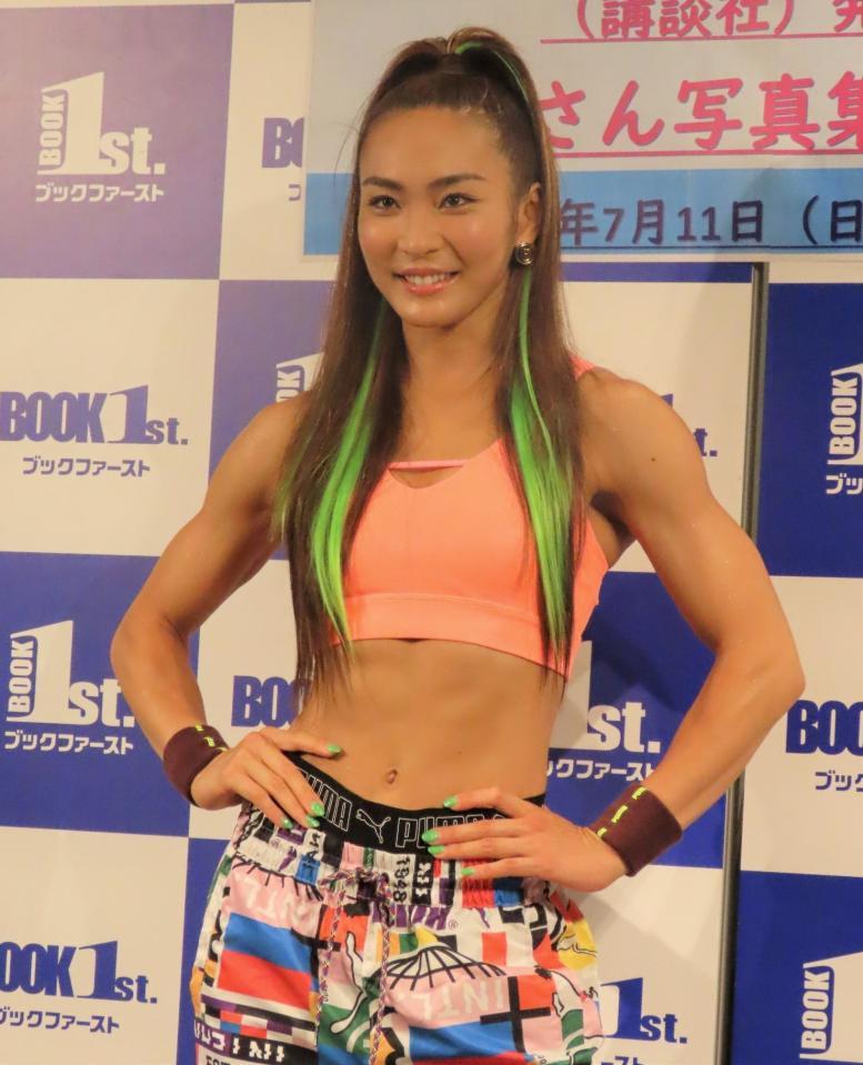 　引き締まった腹筋を披露するＡＹＡ＝都内