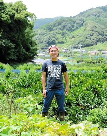 　周防大島で農家兼僧侶として暮らす中村明珍さん（本人提供）