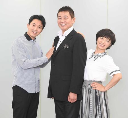 　親子３人、仲良くポーズを取る（左から）渡辺裕太、渡辺徹、榊原郁恵（撮影・金田祐二）