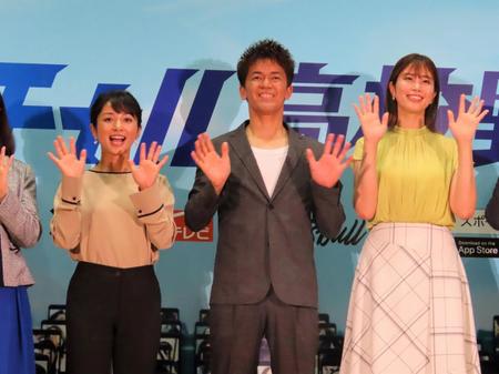 バーチャル高校野球「女子高校野球ＬＩＶＥ中継」発表会にゲストとして参加した（左から）片岡安祐美、武井壮、稲村亜美＝都内