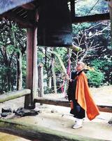 　僧侶のお勤めをする中村明珍さん（本人提供）