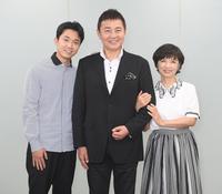 　親子３人、仲良くポーズ取る（左から）渡辺裕太、徹、榊原郁恵＝都内（撮影・金田祐二）